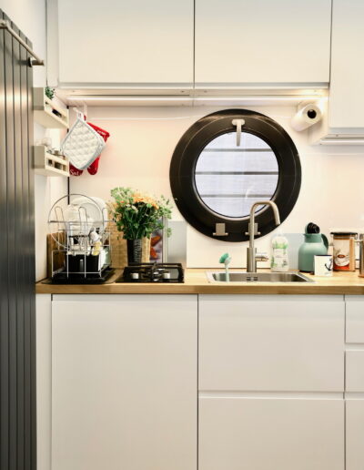 Vollausgestattete Boardküche auf dem Hausboot