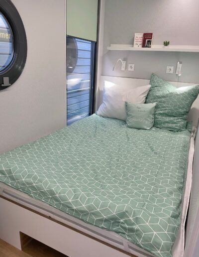 Panoramaaussicht Schlafzimmer 1 mit Doppelbett auf dem Hausboot