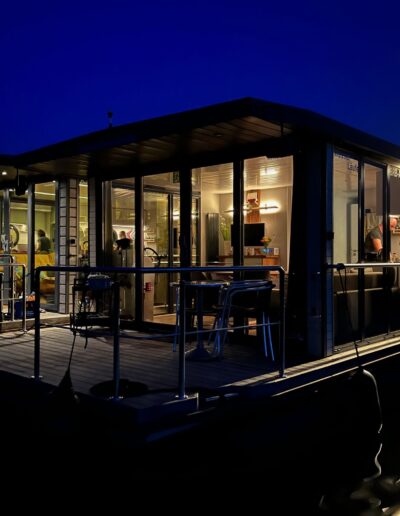 Außenbeleuchtung bei Nacht Hausboot