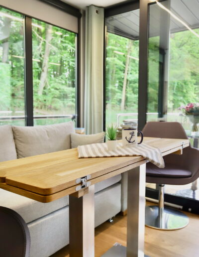 Sitzbereich und bodentiefe Fenster