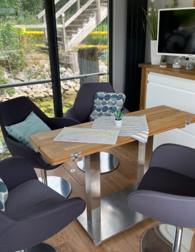 Komfortsessel und Multimediastation auf dem Hausboot