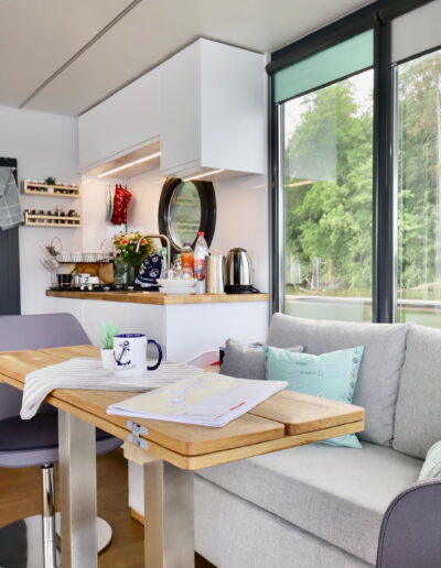 Wohnraum und Küche des Hausboots